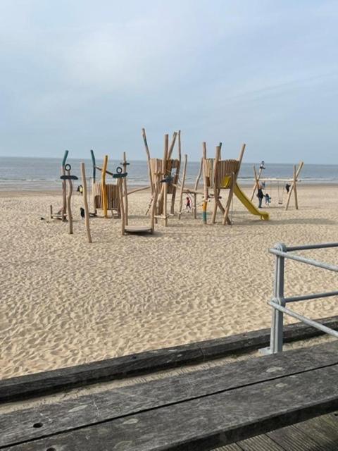 Residentie Aldis Met Zeezicht Apartment Oostende Bagian luar foto
